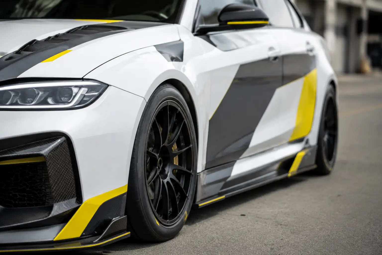 White graphite and yellow sponsor-free touring car livery detail